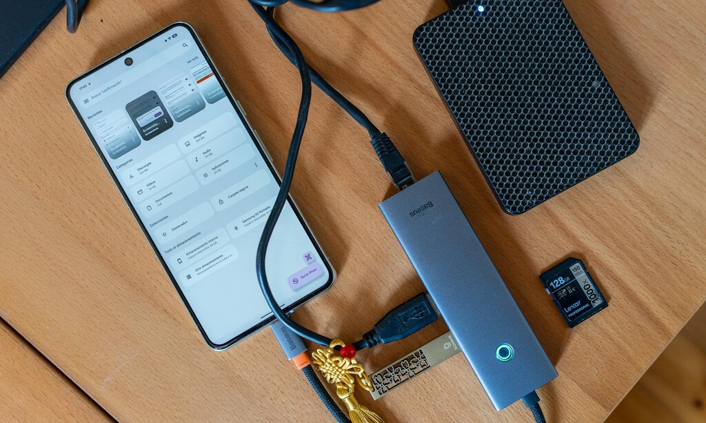 Un hub USB-C transforma el móvil en un centro multimedia