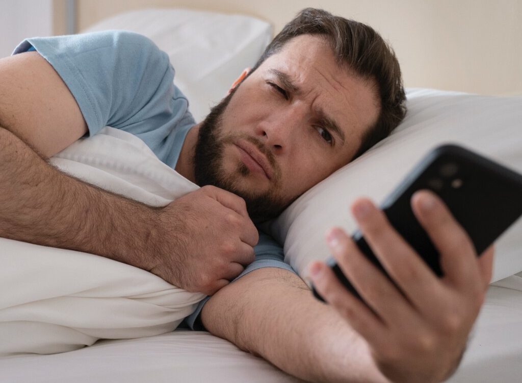 Cargar el móvil fuera del dormitorio mejora la felicidad