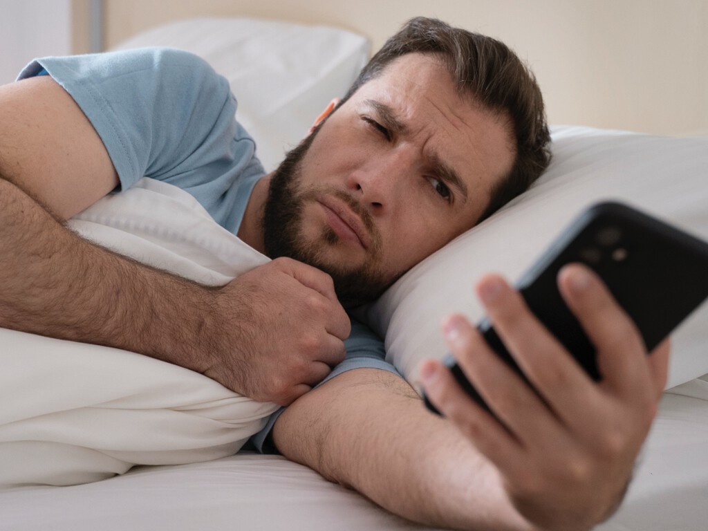 Cargar el móvil fuera del dormitorio mejora la felicidad