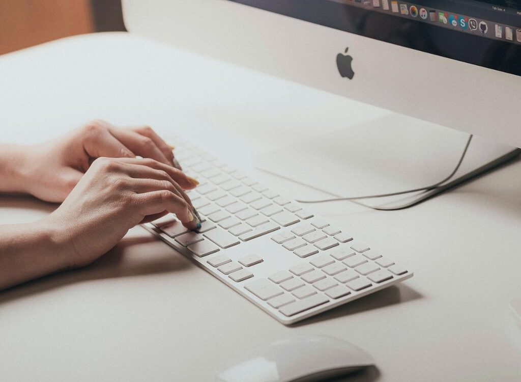 Apple sorprende a sus empleados con encuesta sobre teletrabajo