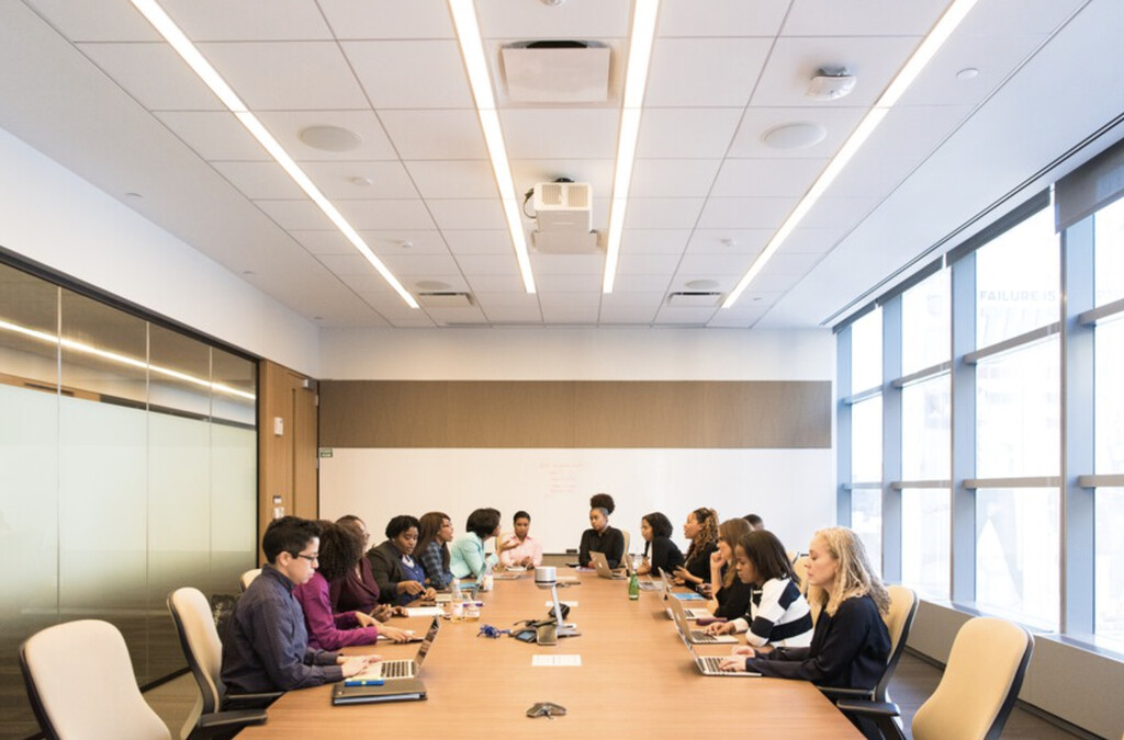 Empresas mantienen teletrabajo por ahorro, pese a dudas de productividad