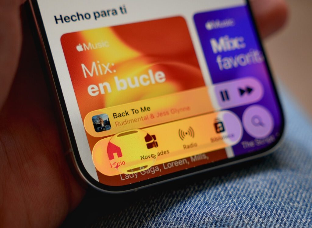 Apple restaura Liquid Glass en la beta 4 de iOS 26 tras