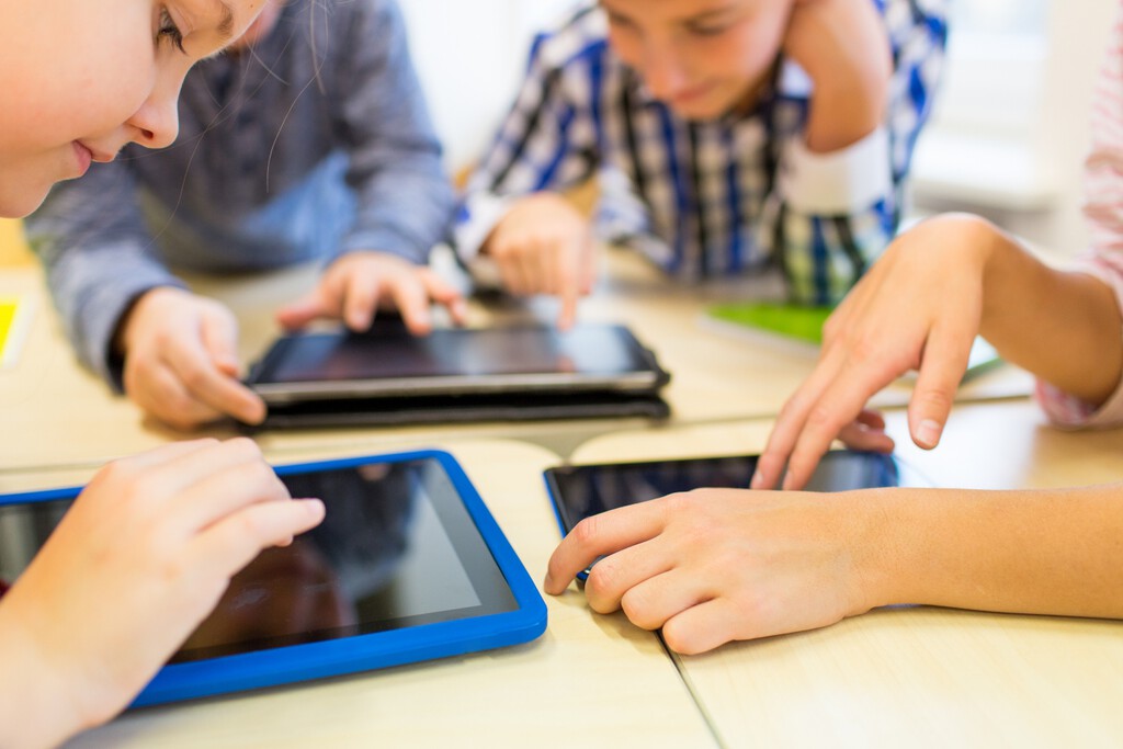 Madrid prohíbe móviles y tablets en colegios salvo excepciones