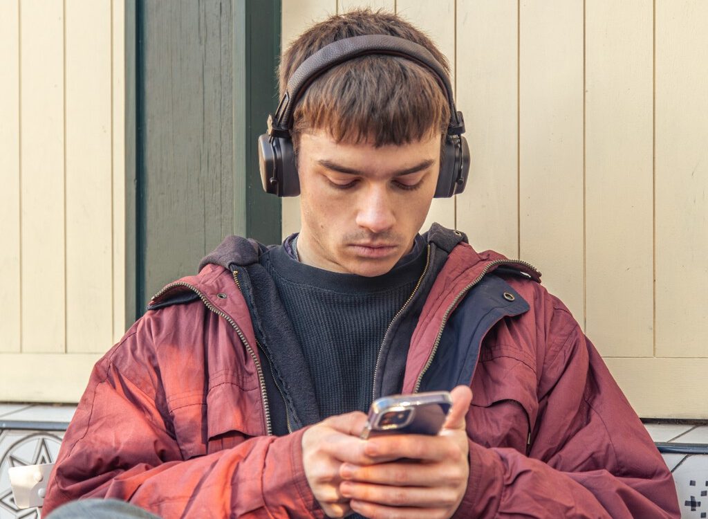 Generación Z prefiere IA como amiga que útil, revela estudio