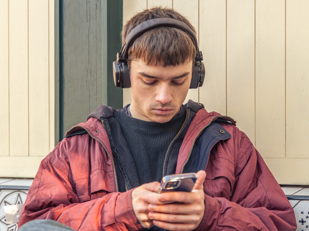 Generación Z prefiere IA como amiga que útil, revela estudio