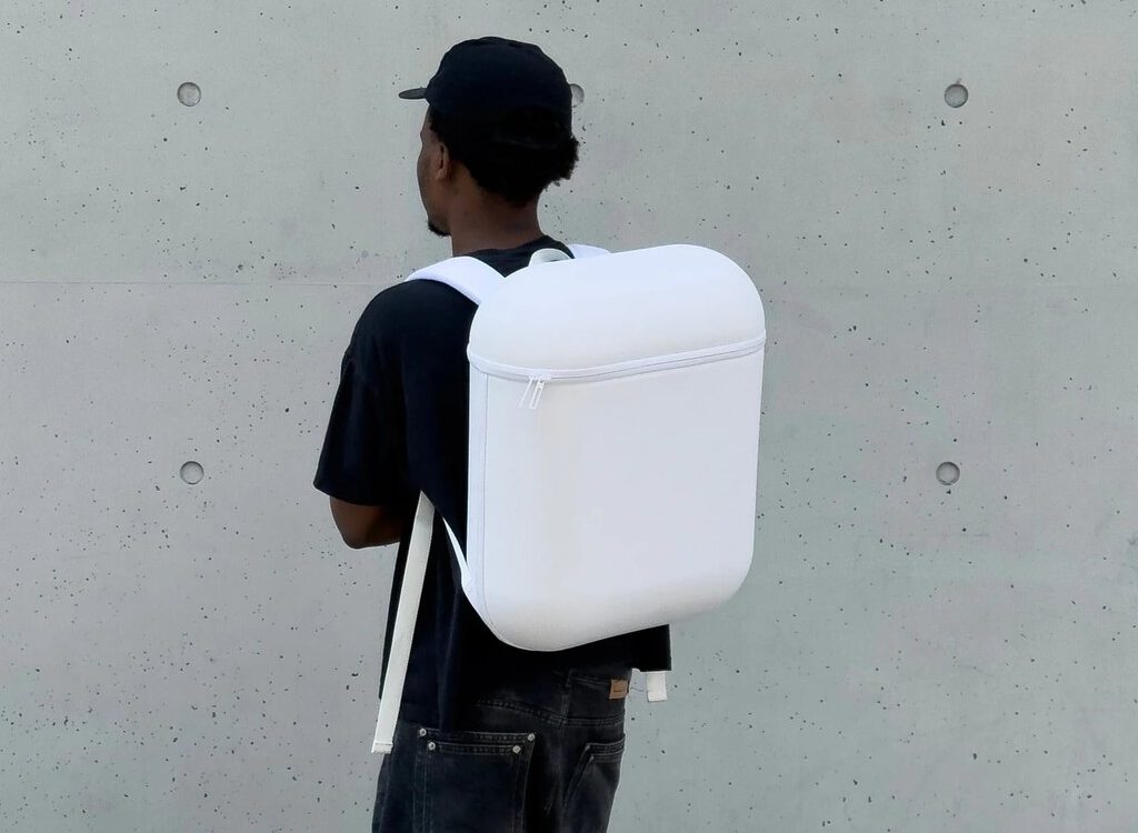 Mochila de AirPods gigantes: diseño sorprendente y funcionalidad