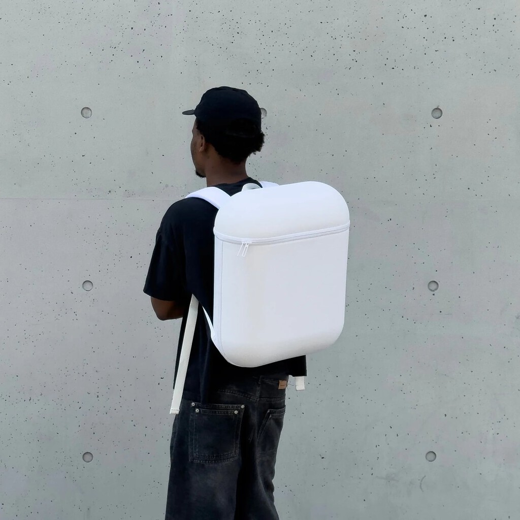 Mochila de AirPods gigantes: diseño sorprendente y funcionalidad