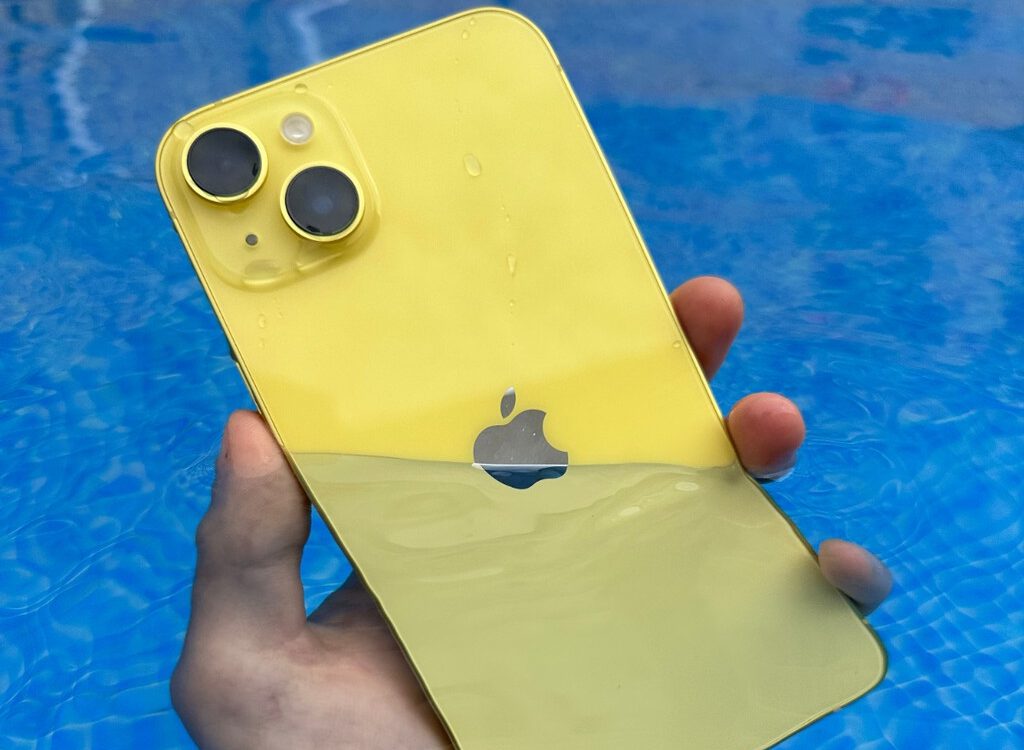 ¿Es seguro usar mi iPhone bajo el agua?