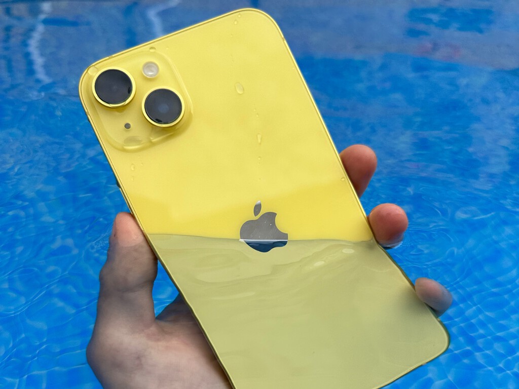 ¿Es seguro usar mi iPhone bajo el agua?