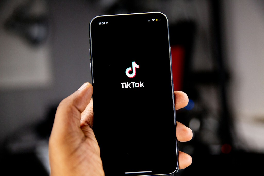 TikTok enfrenta oleada de vídeos racistas generados con IA de Google