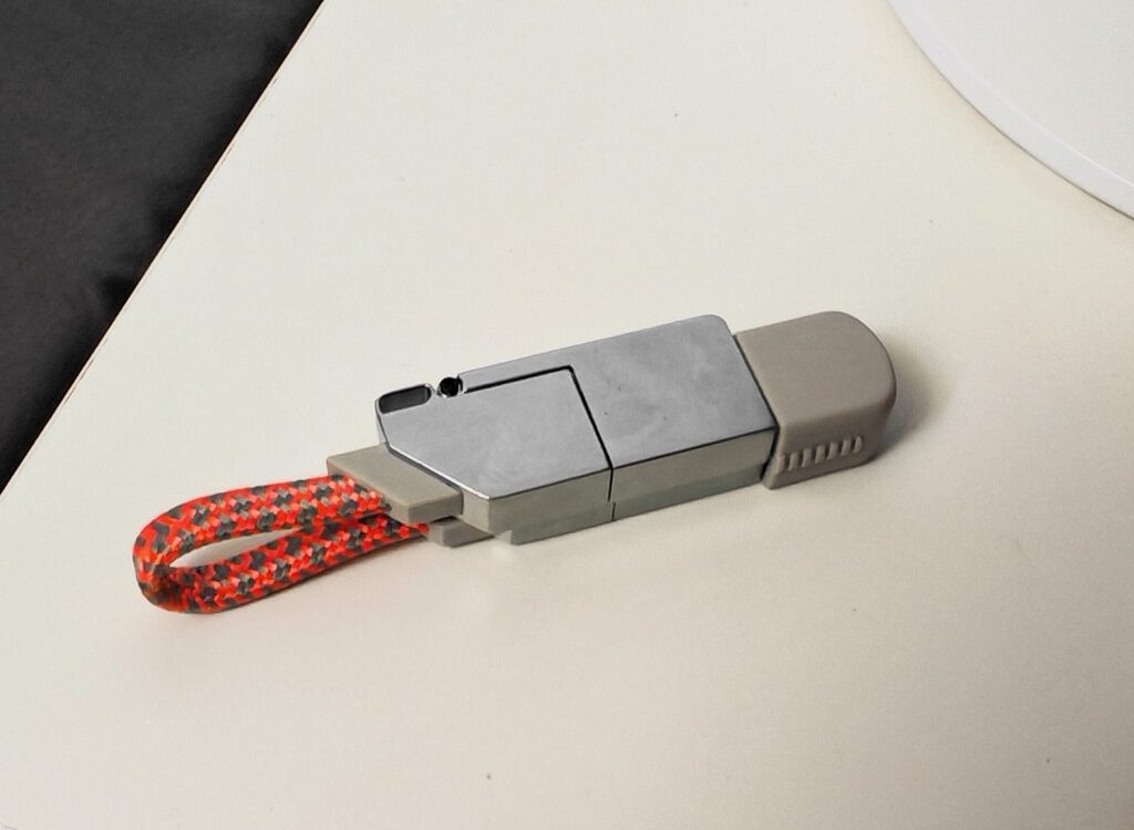 Accesorio 4 en 1 en llavero soluciona caos de cables por 6