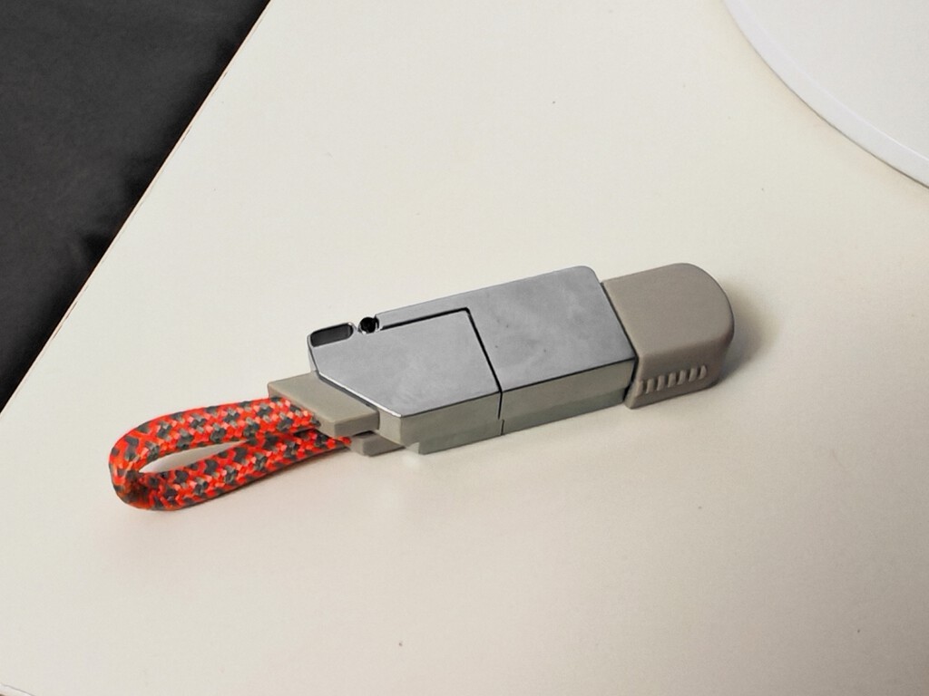 Accesorio 4 en 1 en llavero soluciona caos de cables por 6