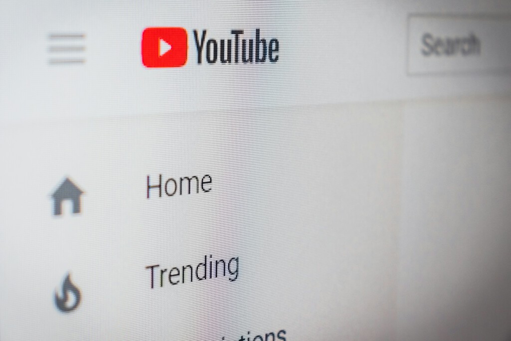 YouTube usará IA para restringir contenido a menores