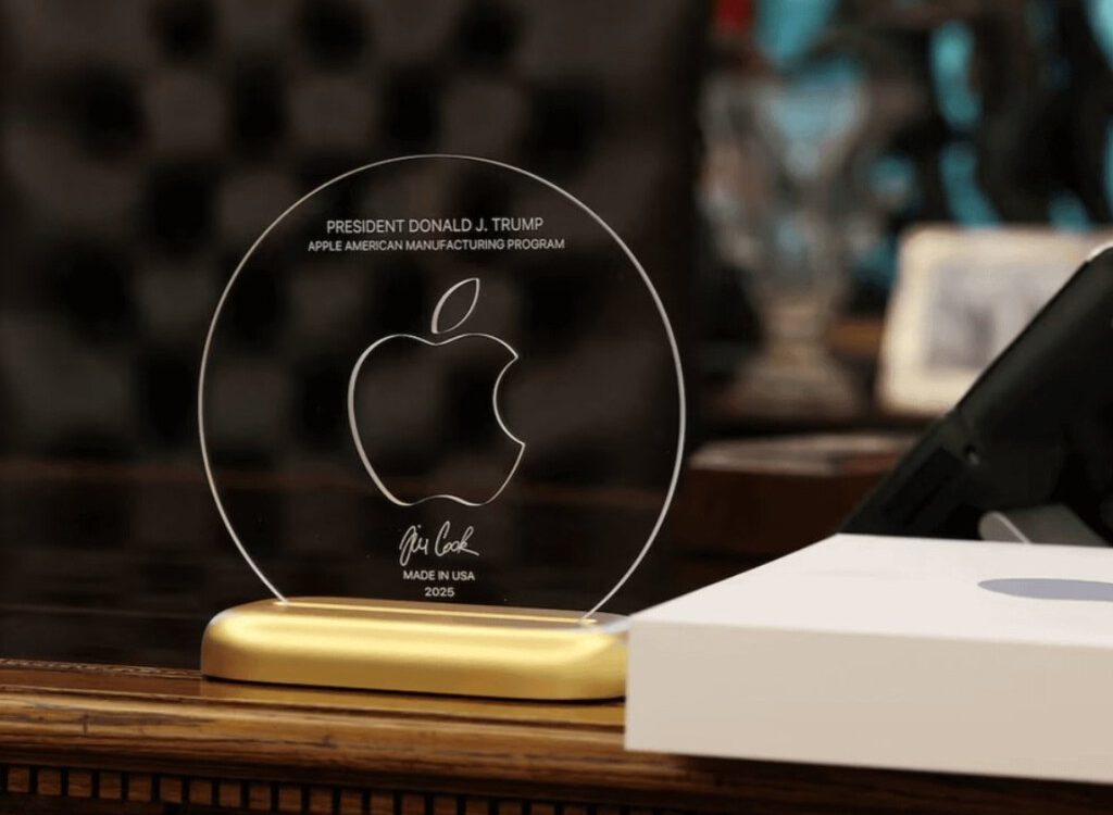 Apple obsequia a Trump con un trofeo exclusivo de cristal y oro