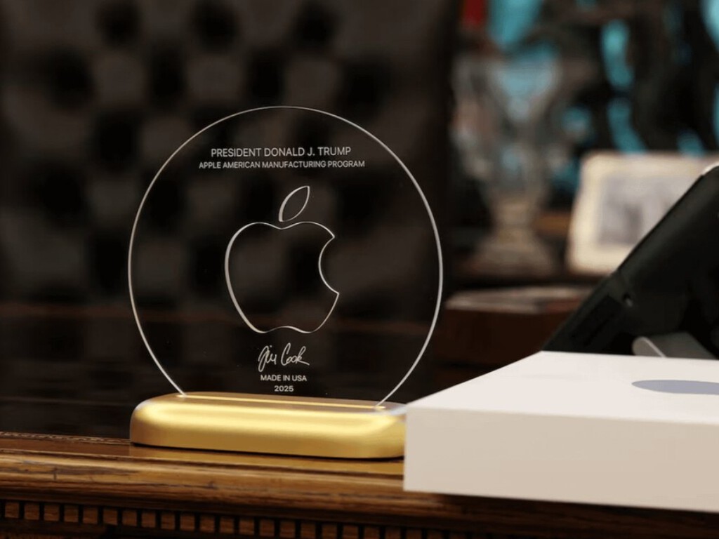 Apple obsequia a Trump con un trofeo exclusivo de cristal y oro