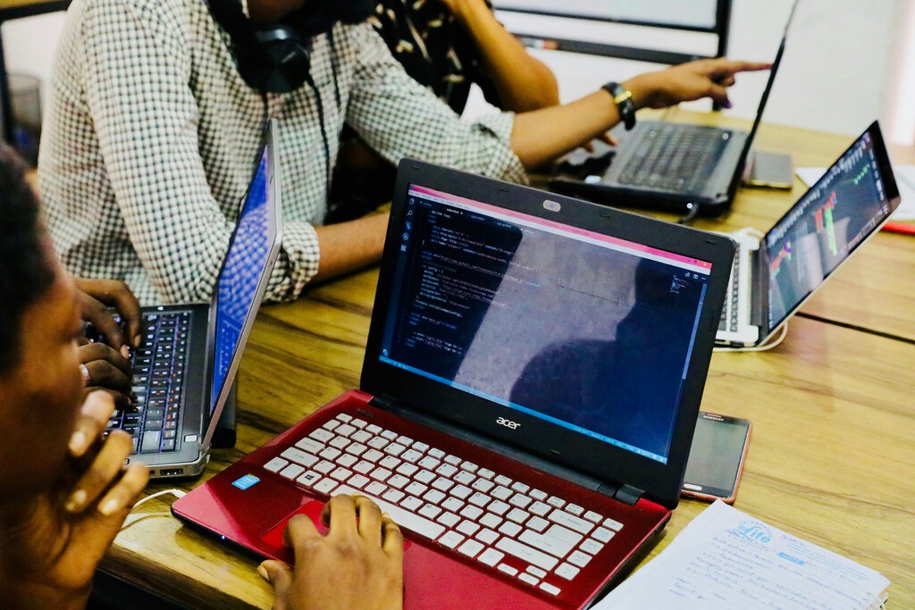 La IA impacta en el empleo de desarrolladores y en los bootcamps
