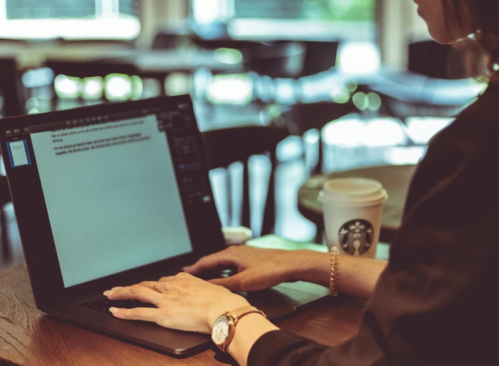 Starbucks Corea limita equipos de teletrabajo en sus cafeterías