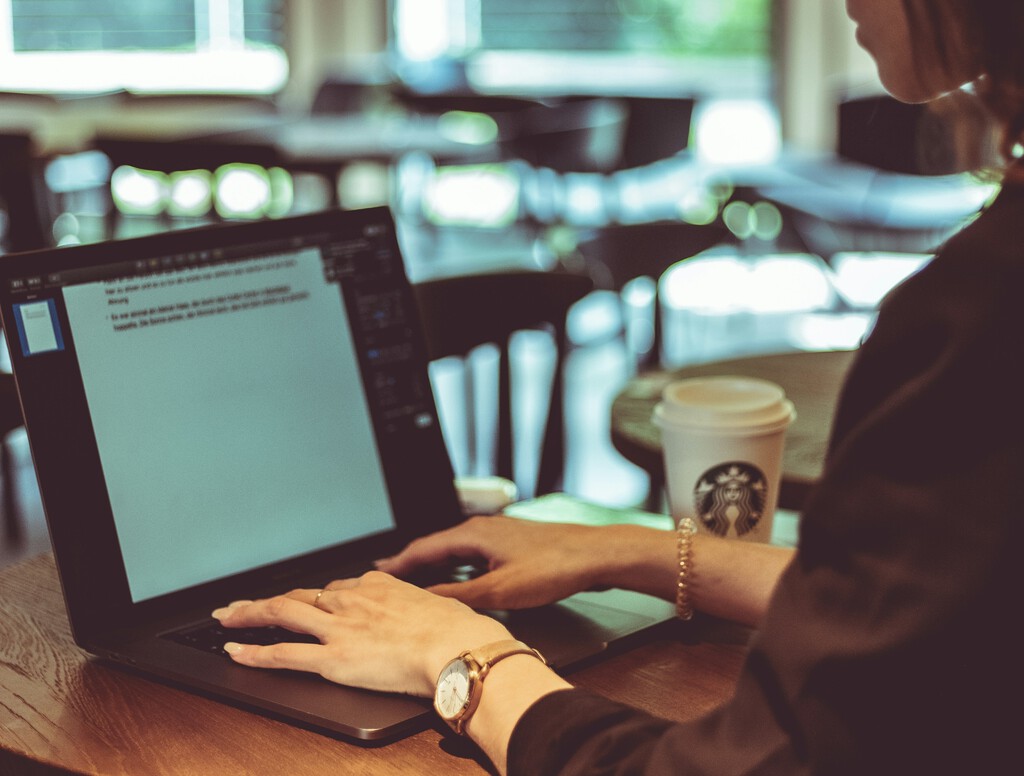 Starbucks Corea limita equipos de teletrabajo en sus cafeterías