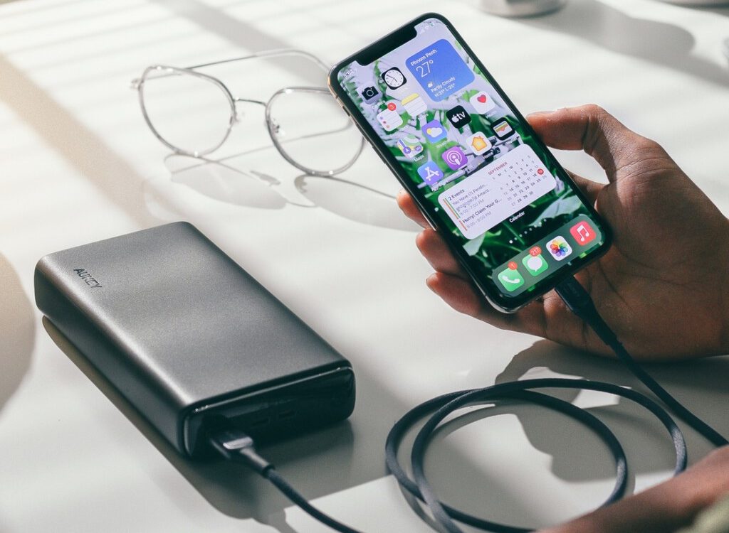 Carga dispositivos con tu iPhone gracias al USB-C