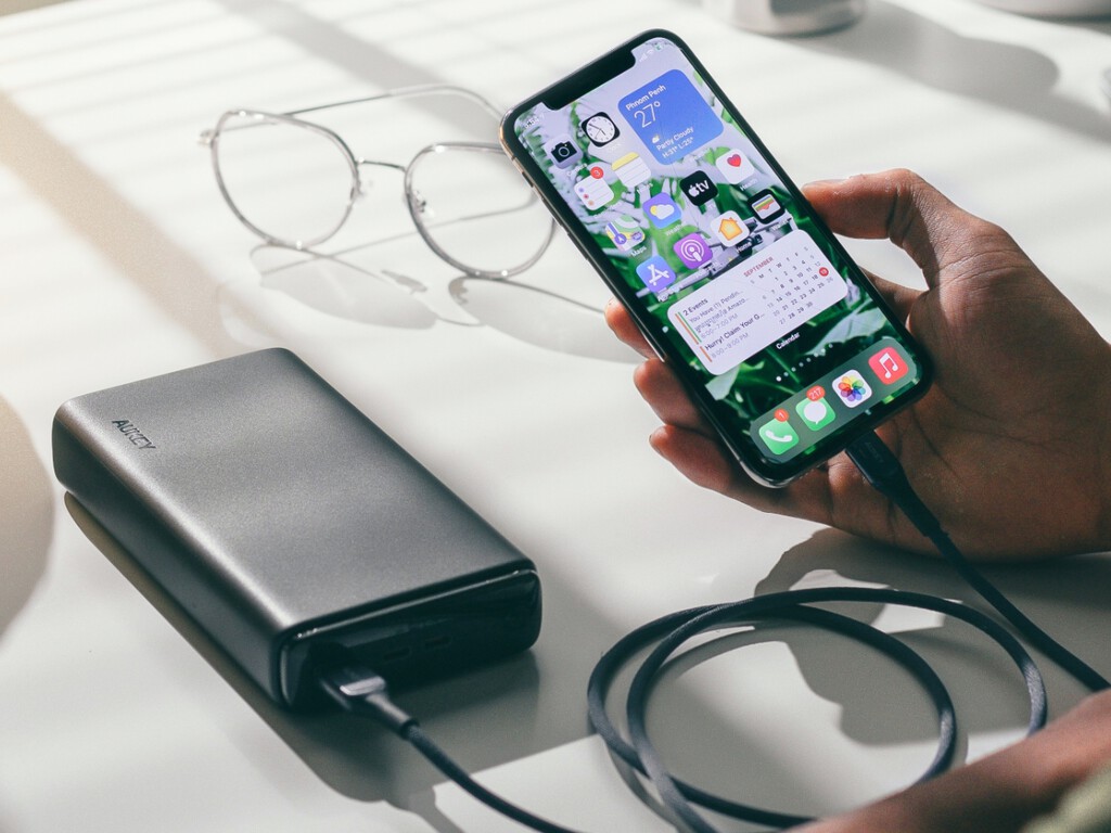 Carga dispositivos con tu iPhone gracias al USB-C