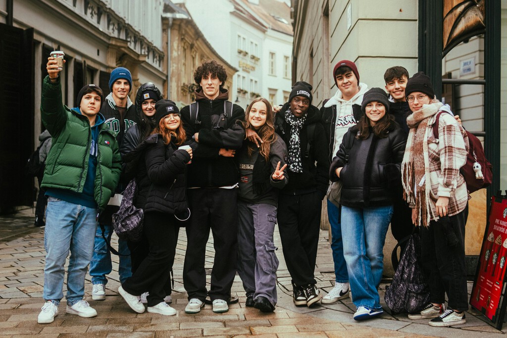 Generación Z sacrifica comidas para pagar vivienda y deudas