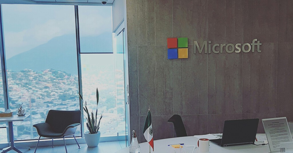 Microsoft pide regreso a la oficina pese a promoción de Teams