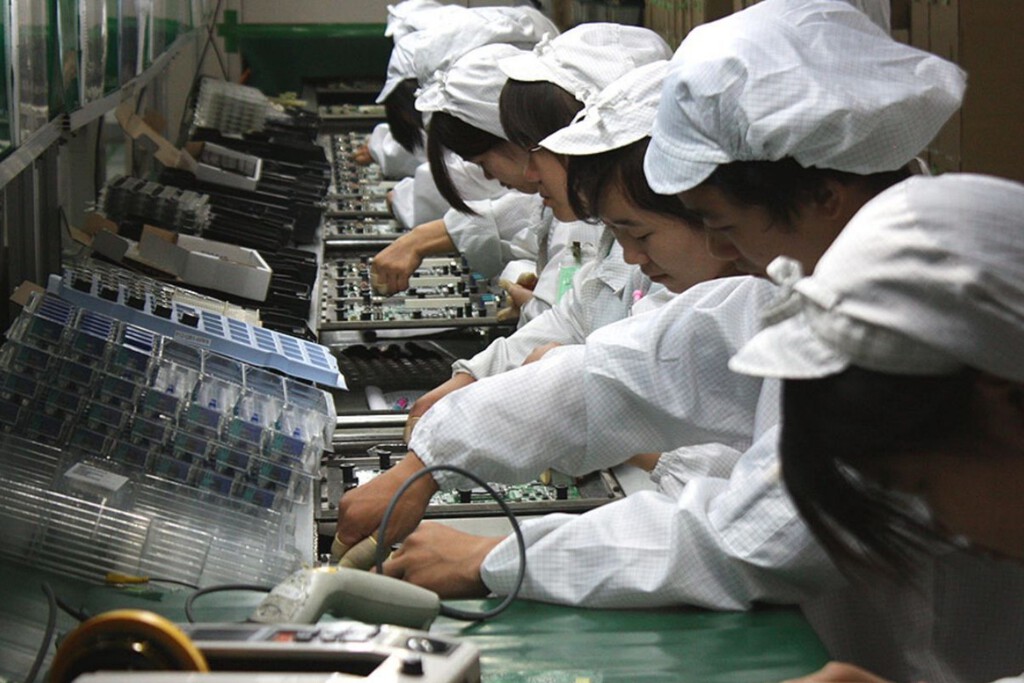 Apple automatiza producción para reducir dependencia de China