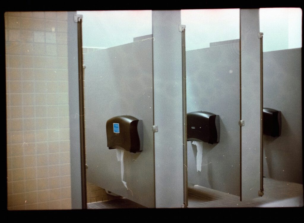 Generación Z y el estrés de usar baños en el trabajo